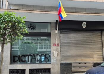 Aparece una pintada con el mensaje «dictador» en el Consulado de Venezuela en Vigo