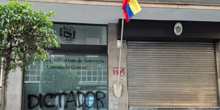 Aparece una pintada con el mensaje «dictador» en el Consulado de Venezuela en Vigo