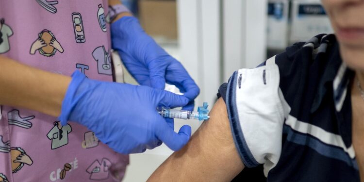 Se prolonga hasta finales de mes la campaña de vacunación ante la gripe, que pone el foco en los menores de 60