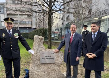 Vigo rinde tributo a la Policía Nacional con una plaza