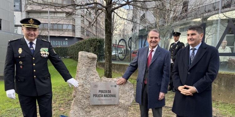 Vigo rinde tributo a la Policía Nacional con una plaza