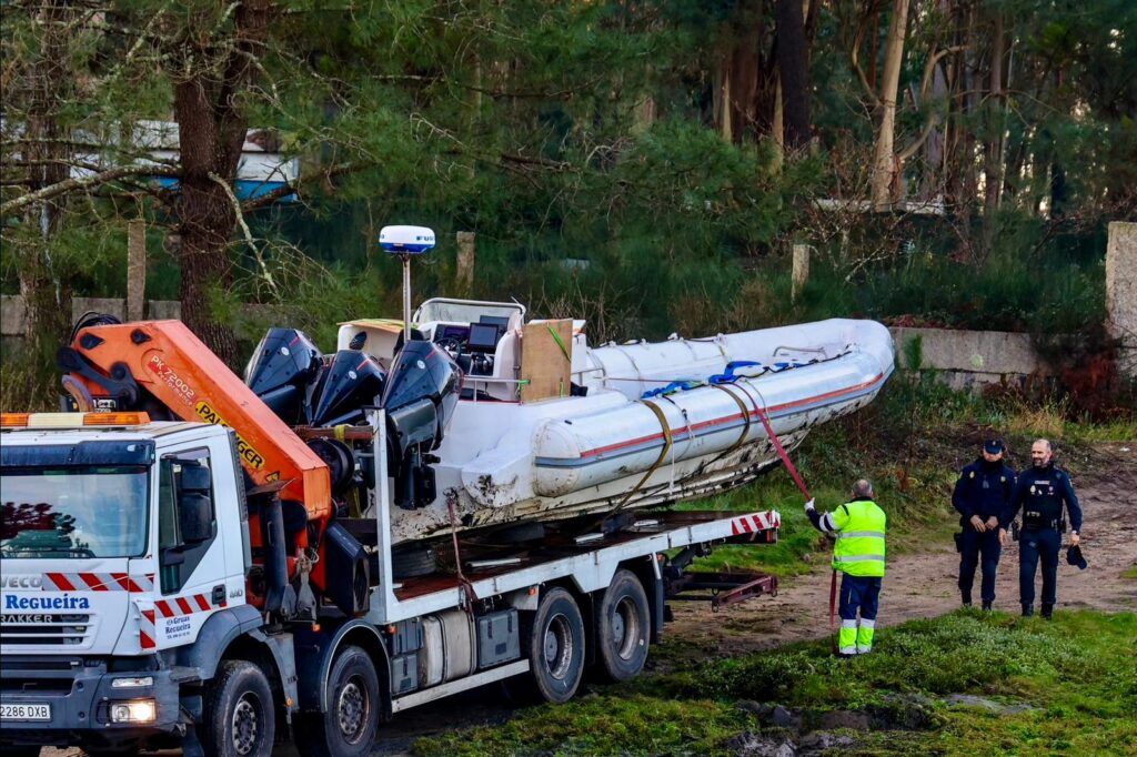 
Planeadora con tres motores incautada en la operación de este miércoles por los agentes en Vilanova de Arousa.
