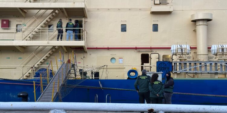 La Guardia Civil registra un mercante atracado en Vigo por la sospecha de que transporte droga