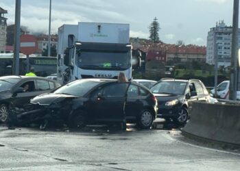 Herida una conductora tras salirse de la vía y colisionar contra la rotonda de Bouzas