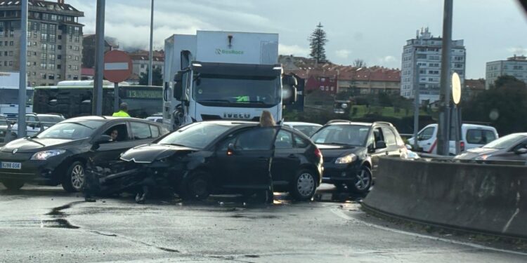 Herida una conductora tras salirse de la vía y colisionar contra la rotonda de Bouzas