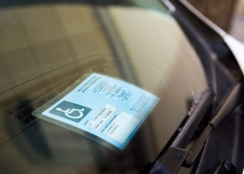 Investigan a un varón por usar la tarjeta de discapacidad de una fallecida para aparcar