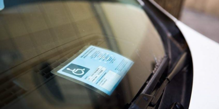 Investigan a un varón por usar la tarjeta de discapacidad de una fallecida para aparcar