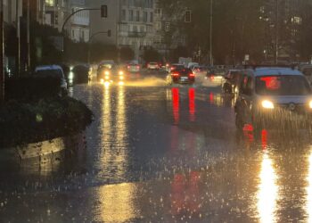 Vuelta al ‘cole’ en Vigo con borrasca, vientos de hasta 80km/h, una persona atrapada y un avión desviado