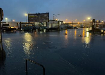 Vuelta al ‘cole’ en Vigo con borrasca, vientos de hasta 80km/h, una persona atrapada y un avión desviado