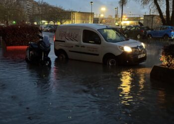 Vuelta al ‘cole’ en Vigo con borrasca, vientos de hasta 80km/h, una persona atrapada y un avión desviado