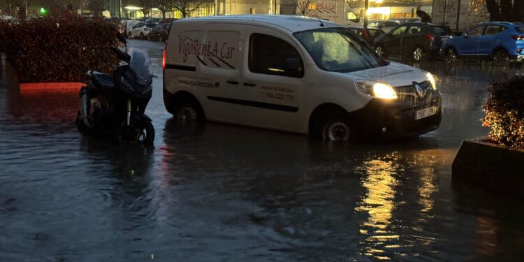 Vuelta al ‘cole’ en Vigo con borrasca, vientos de hasta 80km/h, una persona atrapada y un avión desviado