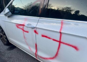 Denuncian la aparición de pintadas en el coche de la alcaldesa pedánea de Bembrive