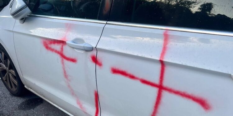 Denuncian la aparición de pintadas en el coche de la alcaldesa pedánea de Bembrive