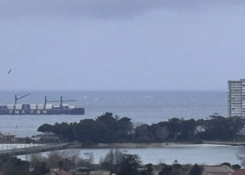 Operativo de Salvamento Marítimo en la Ría por un portacontenedores con problemas en el motor