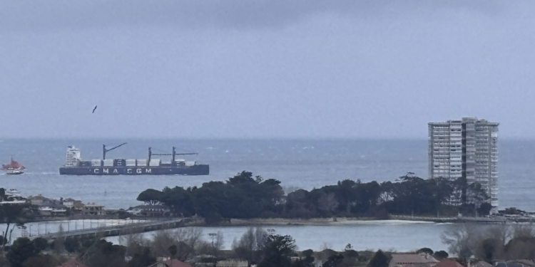 Operativo de Salvamento Marítimo en la Ría por un portacontenedores con problemas en el motor