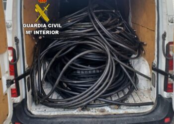 Cazan a dos jóvenes cuando portaban una tonelada de cable de cobre en su furgoneta