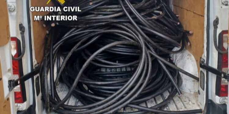 Cazan a dos jóvenes cuando portaban una tonelada de cable de cobre en su furgoneta