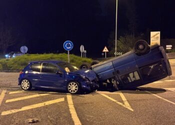 La jornada accidentada en los accesos a Vigo se salda con una furgoneta volcada