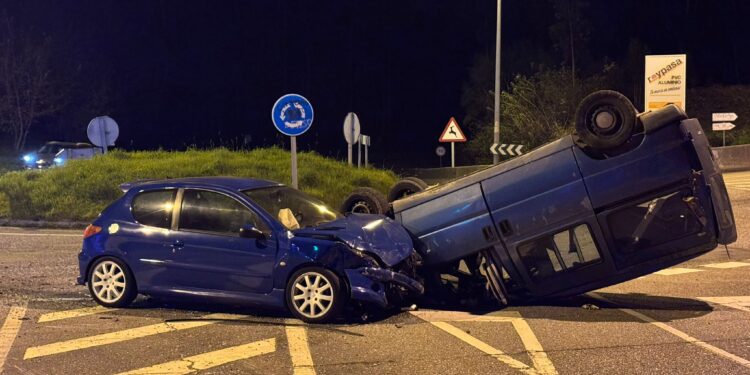 La jornada accidentada en los accesos a Vigo se salda con una furgoneta volcada