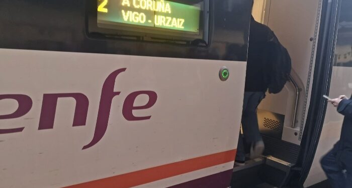 Enésimo retraso en el tren Vigo-Coruña: los pasajeros, al límite de la paciencia