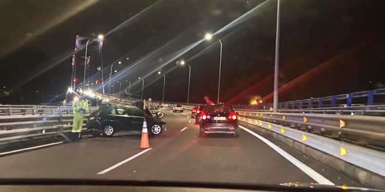 Un incendio en un vehículo corta la AP-9 en Rande