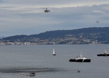 Buscan a un marinero desaparecido tras volcar su embarcación
