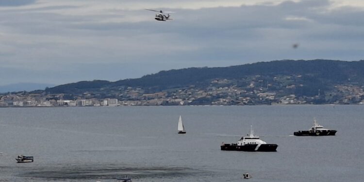 Buscan a un marinero desaparecido tras volcar su embarcación