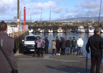 Localizan el cuerpo sin vida del marinero que cayó de su embarcación en Bueu