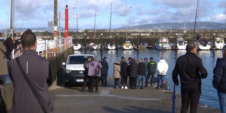 Localizan el cuerpo sin vida del marinero que cayó de su embarcación en Bueu