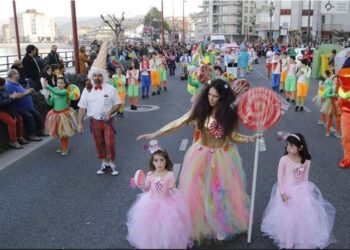 Baiona inaugura el Entroido con el primer desfile de comparsas
