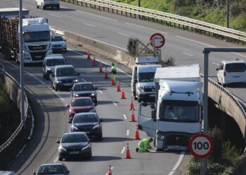 Retenciones en la AP-9 tras un accidente a la altura del túnel de Candeán