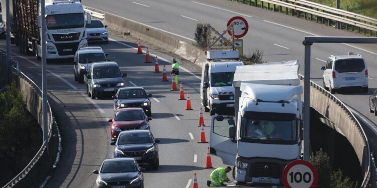 Retenciones en la AP-9 tras un accidente a la altura del túnel de Candeán