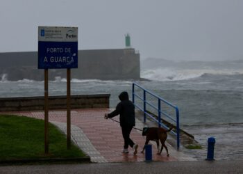 Así rompe y así ruge la alerta naranja en la costa de las Rías Baixas