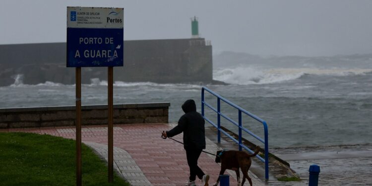 Así rompe y así ruge la alerta naranja en la costa de las Rías Baixas