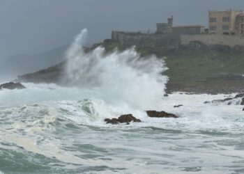 Así rompe y así ruge la alerta naranja en la costa de las Rías Baixas