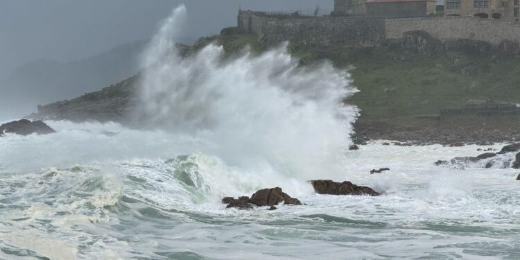 Así rompe y así ruge la alerta naranja en la costa de las Rías Baixas