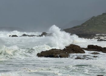 Así rompe y así ruge la alerta naranja en la costa de las Rías Baixas