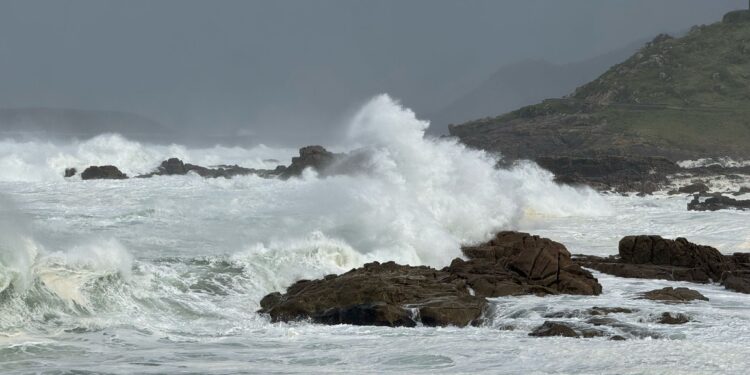 Así rompe y así ruge la alerta naranja en la costa de las Rías Baixas