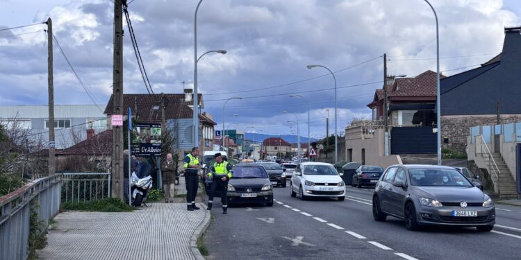 Retenciones y dos heridos tras arrollar un motorista a una chica en Vigo