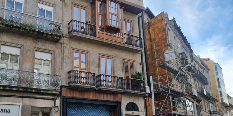 Una vecina de Vigo se enfrenta a multas si no repone a su estado original un histórico edificio de la calle Elduayen
