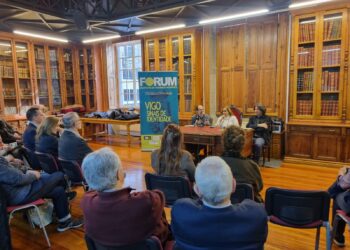 Observar Vigo desde el mar y descubrir un claustro ‘oculto’: dos formas de conocer la identidad de la ciudad