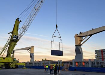 Se inicia la operativa de remoción y trincaje de los contenedores del HC Eva Marie, supervisada desde Holanda