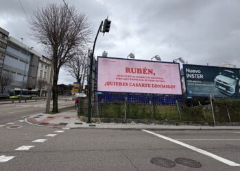 Ocho metros para una declaración de San Valentín en pleno centro de Vigo: «Rubén, ¿quieres casarte conmigo?»