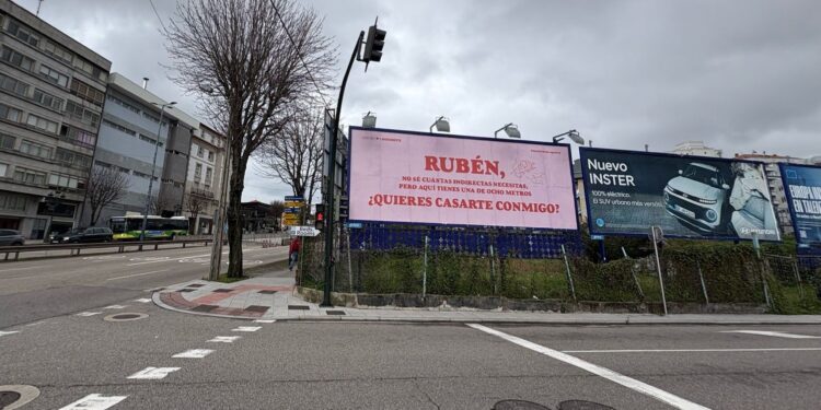 Ocho metros para una declaración de San Valentín en pleno centro de Vigo: «Rubén, ¿quieres casarte conmigo?»