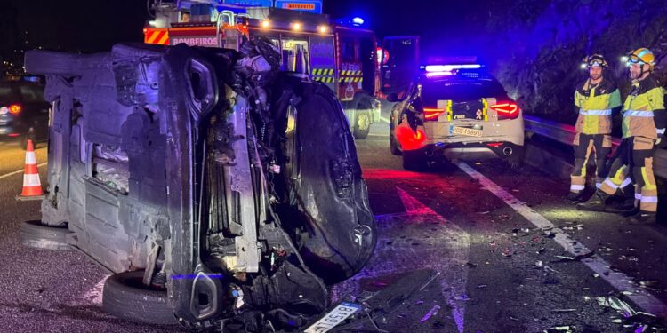 Caos circulatorio en Vigo: heridos dos agentes tras ser golpeado su coche cuando regulaban el tráfico