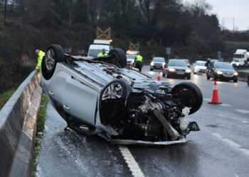 Enésimo susto en la A-55: herido un conductor tras volcar su vehículo en la autovía