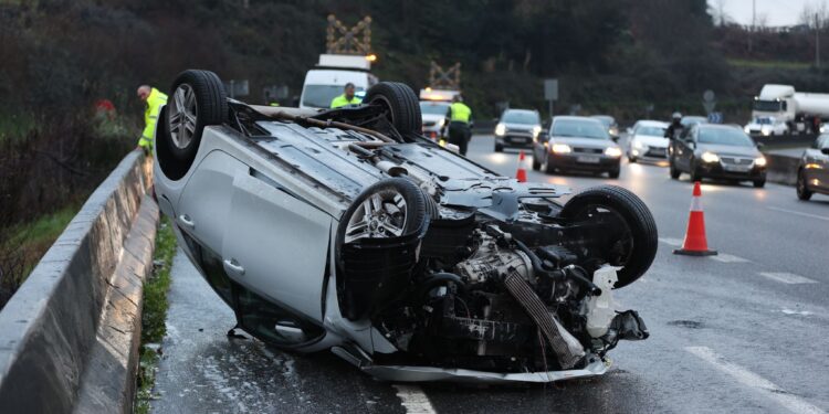 Enésimo susto en la A-55: herido un conductor tras volcar su vehículo en la autovía