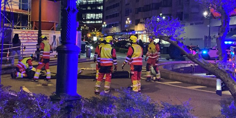 Los Bomberos atajan un intento de suicidio desde lo alto de una grúa en pleno centro de Vigo