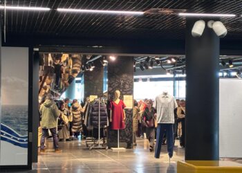 Furor en un centro comercial de Vigo por las «rebajillas secretas» de una firma gallega