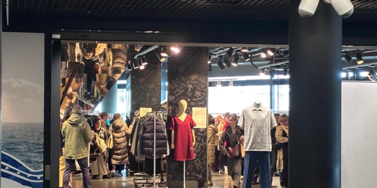 Furor en un centro comercial de Vigo por las «rebajillas secretas» de una firma gallega
